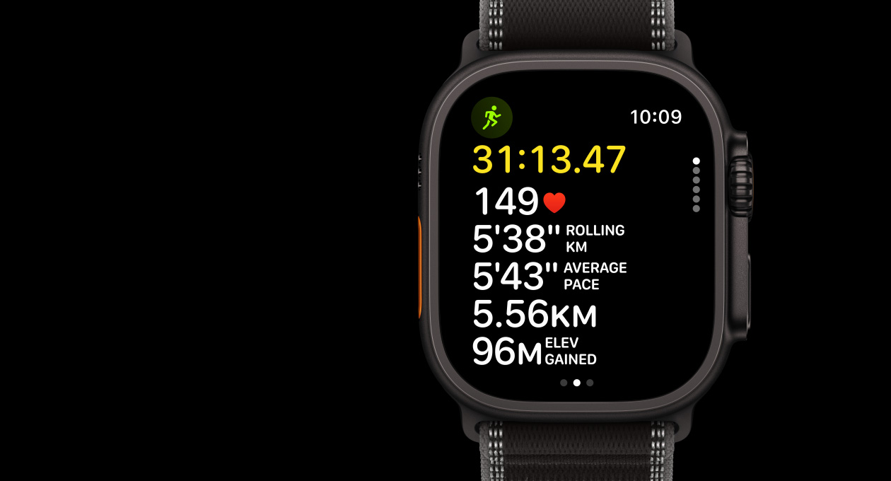 Apple Watch Ultra 3, черен цвят, титанов корпус, приложение Тренировка, Бягане на открито, ляв екстериор, бутон Действие, десен екстериор, Digital Crown, страничен бутон, каишка Trail Loop, в цвят черно/въглен
