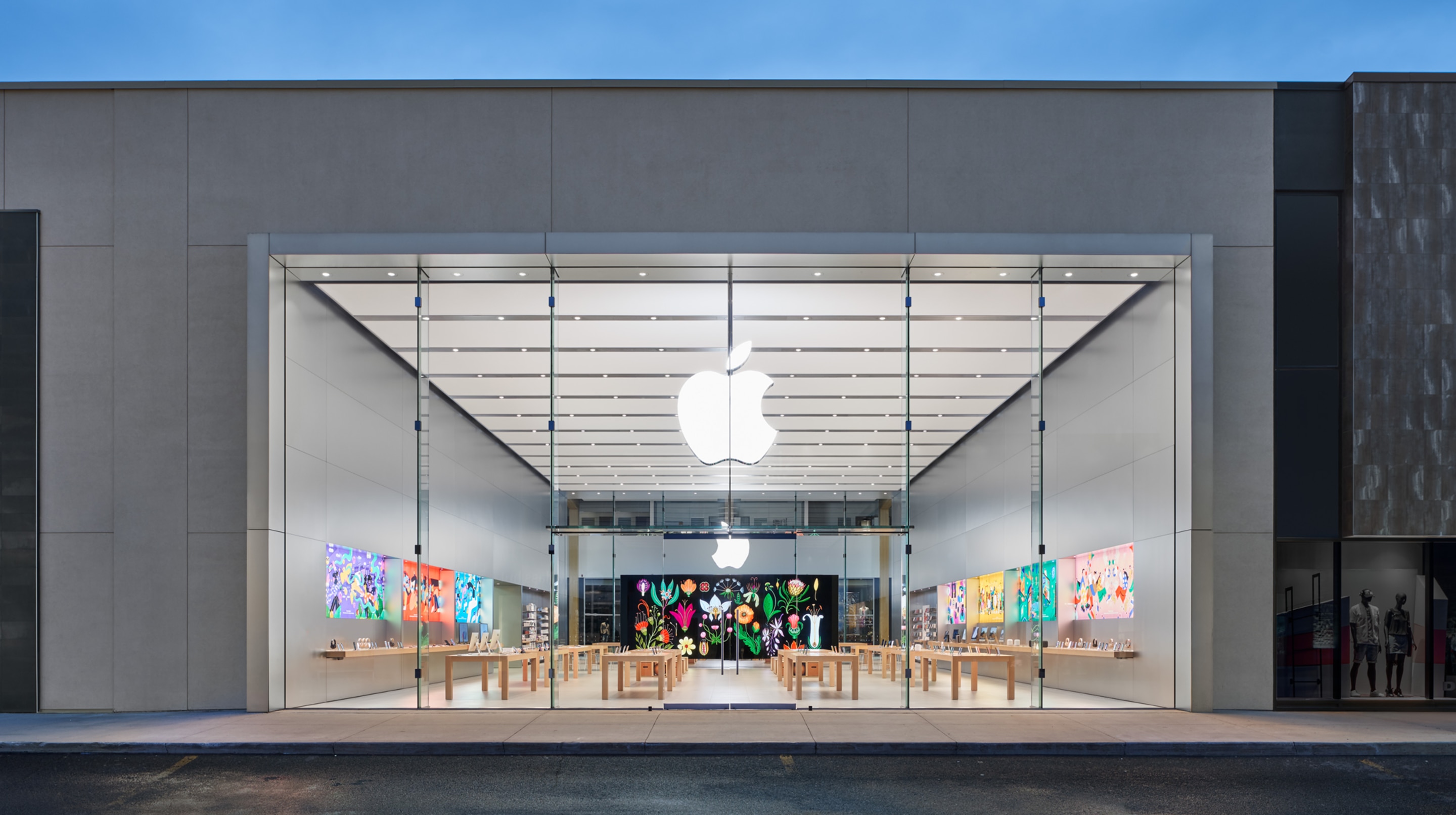 Apple Fairview Pointe-Claire in Pointe-Claire, QC
