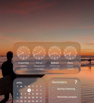 Liquid Glass kell, kalender, meeldetuletused ja ilmarakendus macOS Tahoe ekraanil, mille taustal on stseen surfarist, kes jalutab päikseloojangul rannas