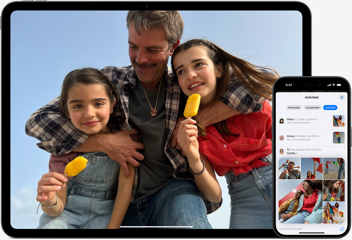 Pantallas del iPad y el iPhone y la prestación Fotos en iCloud con imágenes de un padre con sus dos hijas en la playa