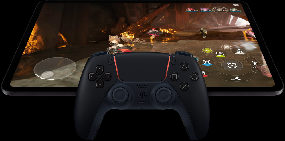 Manette de PlayStation sans fil posée sur un iPad Pro, face avant, orientation paysage, noir sidéral, écran affichant une scène de jeu vidéo montrant un robot futuriste avec une épée laser rose