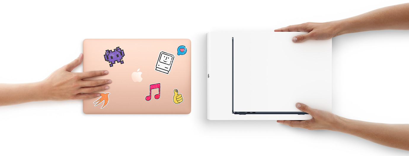 Une main tend un MacBook couvert d’autocollants vers deux mains tenant un nouveau MacBook dans sa boîte