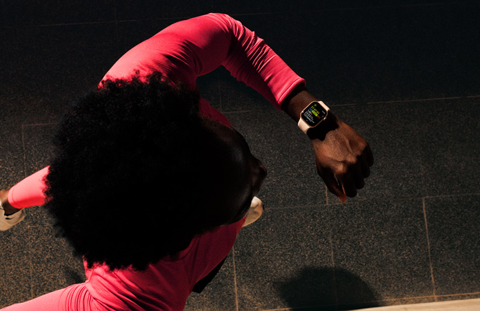 Fotó egy férfiról, aki az Apple Watchcsán megjelenő információkra néz futás közben