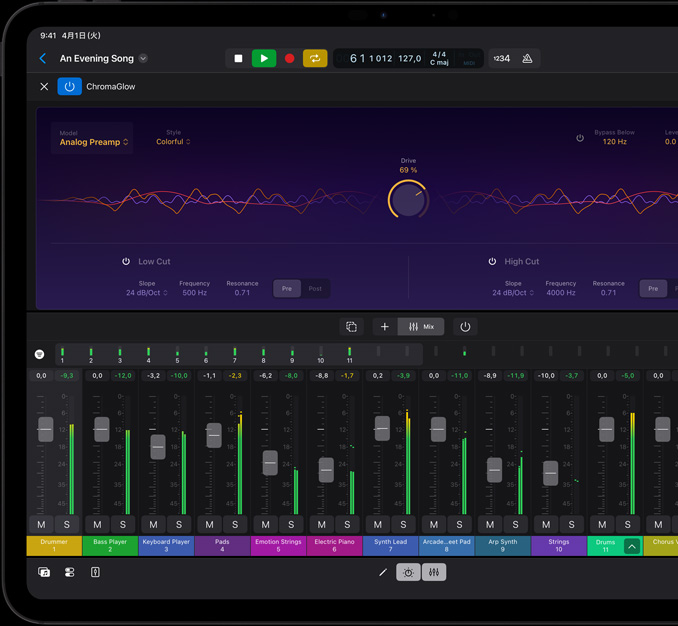 iPad Proの前面の外観、横向き、カラーはスペースブラック。音楽編集プロジェクト、オーディオの波形、様々なトラックコントロール、ミキシングフェーダー、楽器の数々がダークモードで表示されている