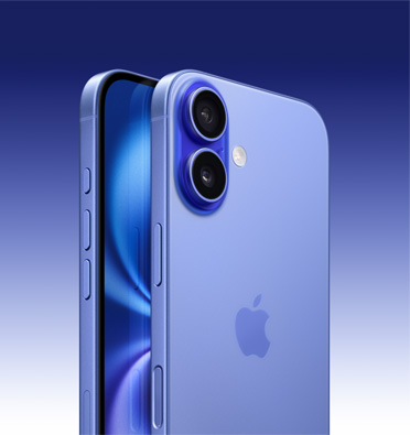 Ekranı kısmen görünen ve yan duran Laciverttaş rengi iPhone 16’nın Eylem düğmesi, ses düğmesi ve Yan düğmesi görünüyor. Arkadan dış görünümünde sol üst köşede gelişmiş çift kamera sistemi görünüyor.