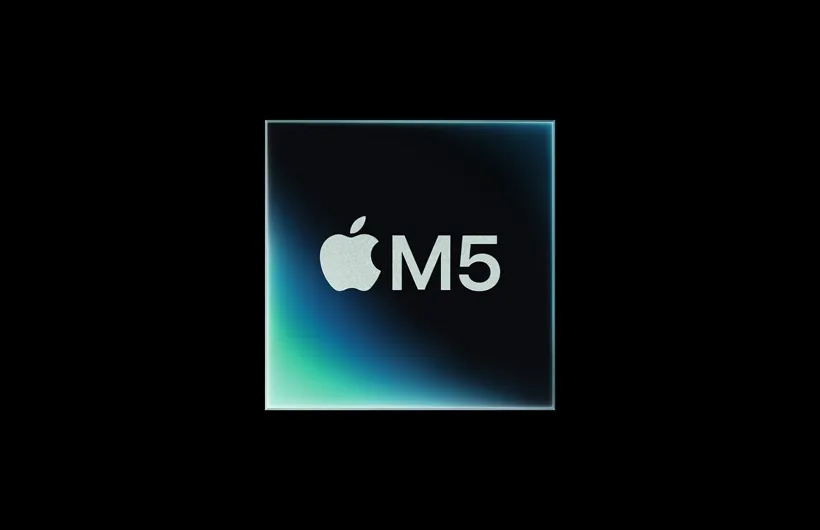 M5 晶片示意圖，包括藍色與綠色漸層背景、白色 Apple 標誌與旁邊的白色 M5 字樣