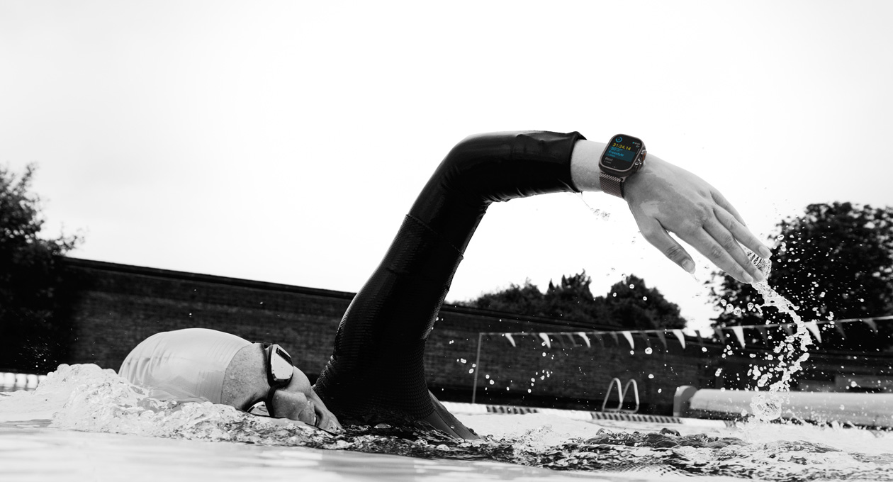 Pessoa a nadar regista o exercício no Apple Watch Ultra 3