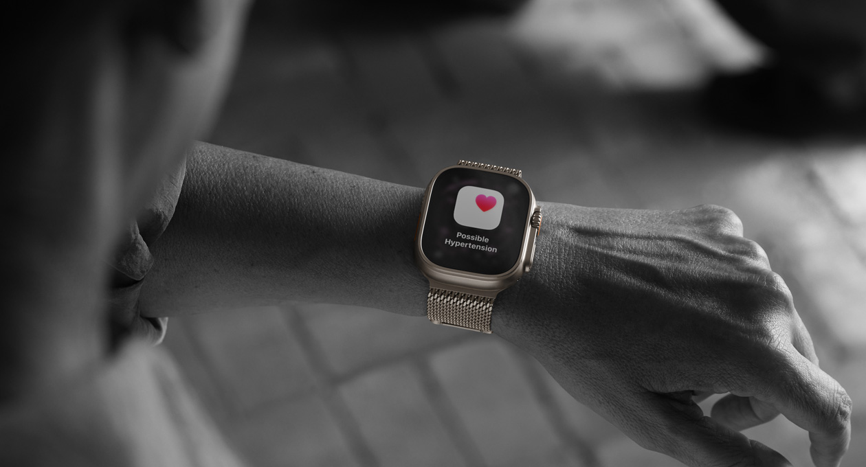Pessoa a consultar o alerta de hipertensão na app Saúde no Apple Watch Ultra 3