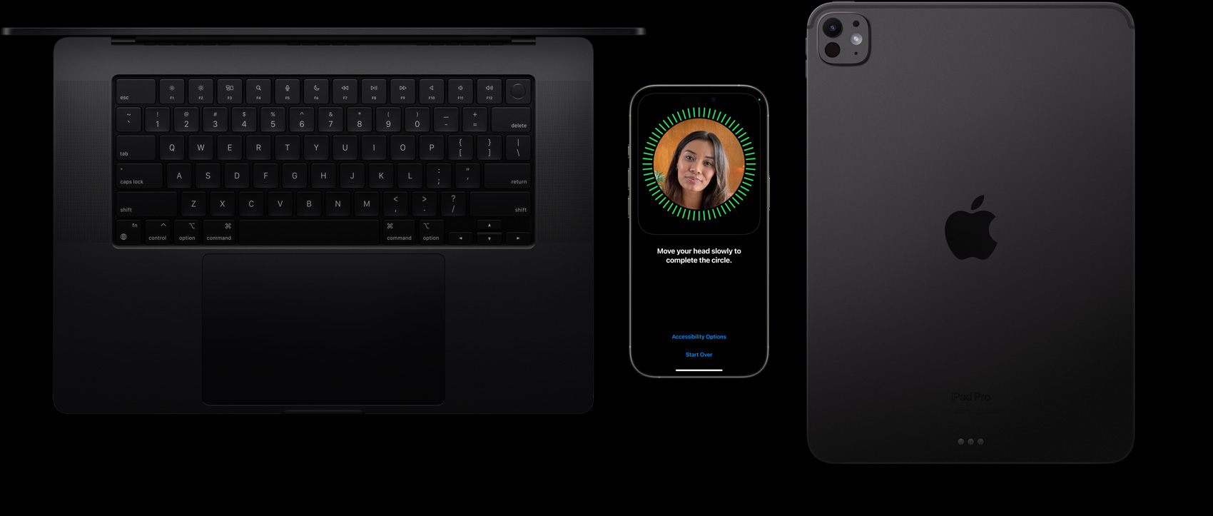 MacBook màu Đen Không Gian, iPhone màu Titan Tự Nhiên và iPad màu Đen Không Gian nằm cạnh nhau với thiết lập Face ID hiển thị trên iPhone