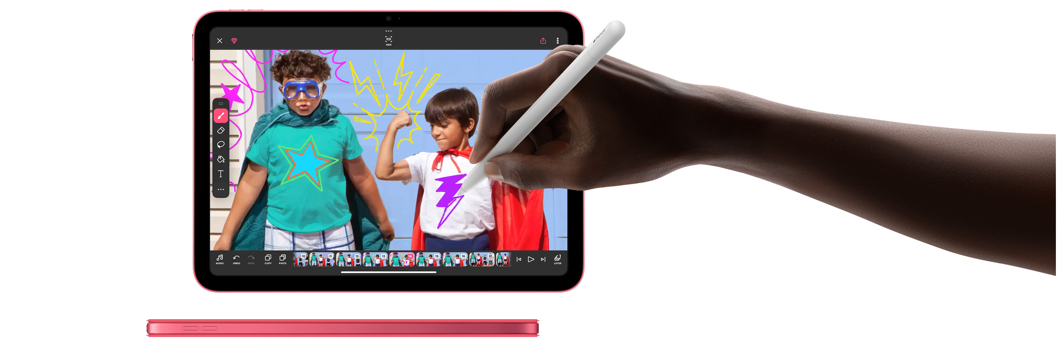 Pengguna memegang Apple Pencil dan menggambar di aplikasi FlipaClip.