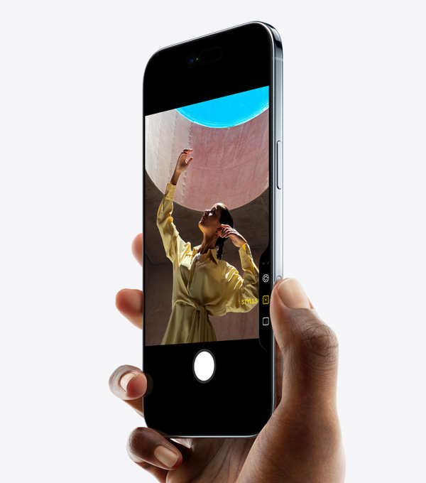 Käsi hoiab iPhone Airi, pöial kaamera juhtnupul, esikülg ja külgvaade, õhuke profiil, Dynamic Island, külgnupp